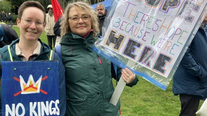 „No-Kings“- Demo in Düsseldorf: „Es ist kaum auszuhalten, was da in den USA gerade läuft“