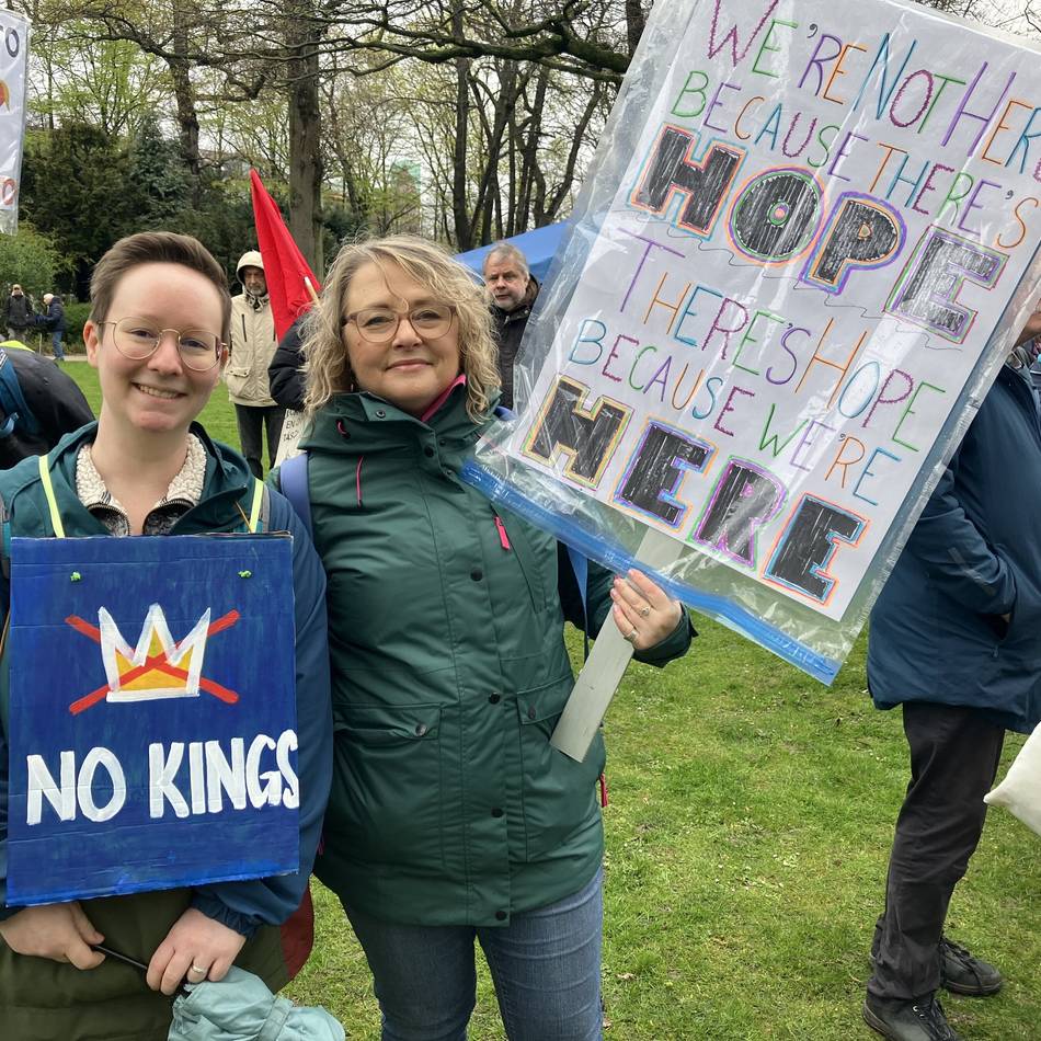 „No-Kings“- Demo in Düsseldorf: „Es ist kaum auszuhalten, was da in den USA gerade läuft“