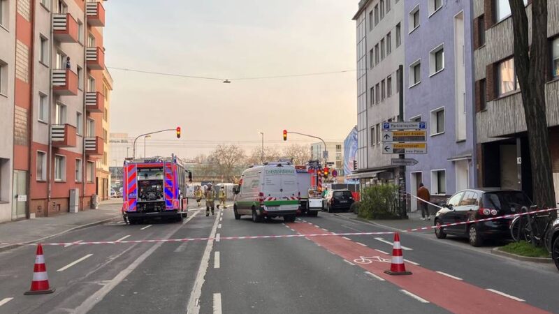 Feuerwehr und Polizei im Einsatz: Gasleitung beschädigt – Wohnhäuser in Düsseldorf-Unterbilk geräumt