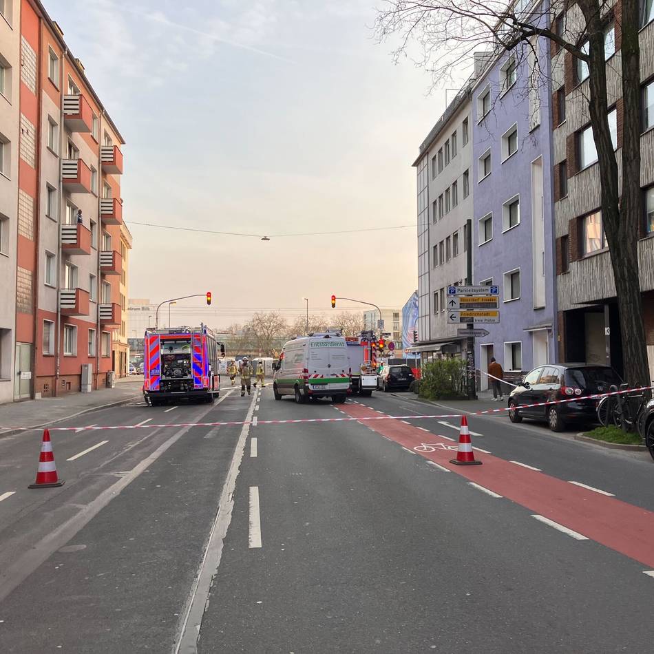 Feuerwehr und Polizei im Einsatz: Gasleitung beschädigt – Wohnhäuser in Düsseldorf-Unterbilk geräumt