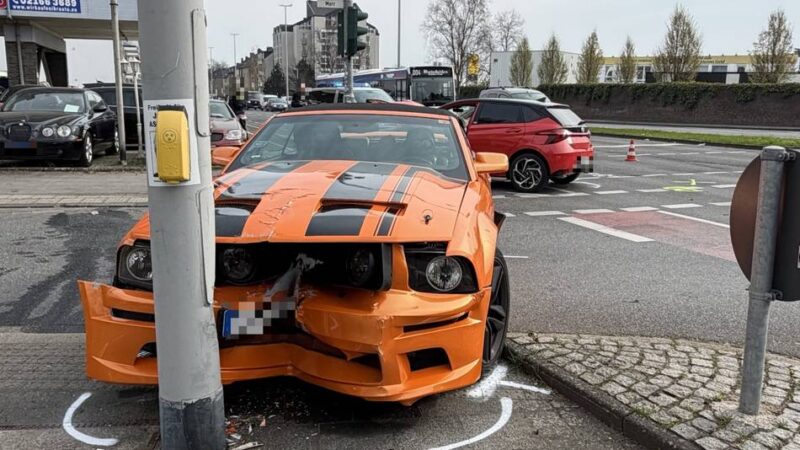 Mönchengladbacher Straße wurde gesperrt: Unfall an der Dahlener Straße – Fahrer schwer verletzt