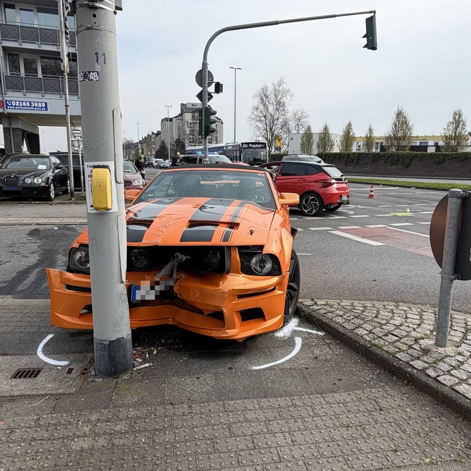 Mönchengladbacher Straße wurde gesperrt: Unfall an der Dahlener Straße – Fahrer schwer verletzt