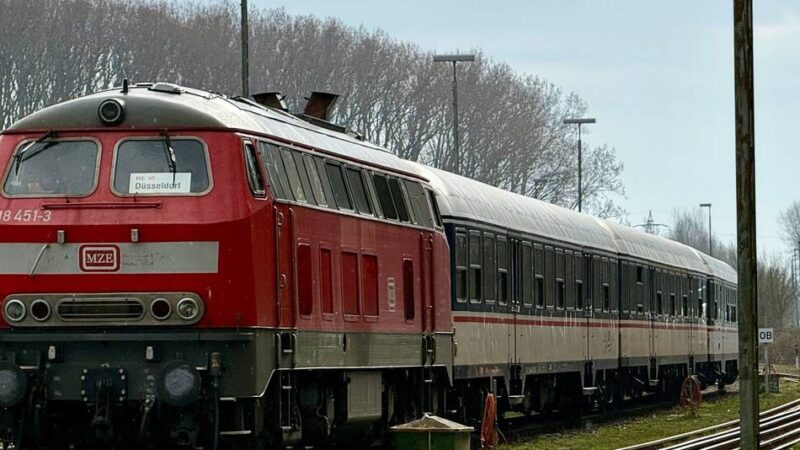 Defekt am Niersexpress-Ersatzzug: Überraschung für RE10-Pendler – Nostalgie-Lok schon am zweiten Tag defekt
