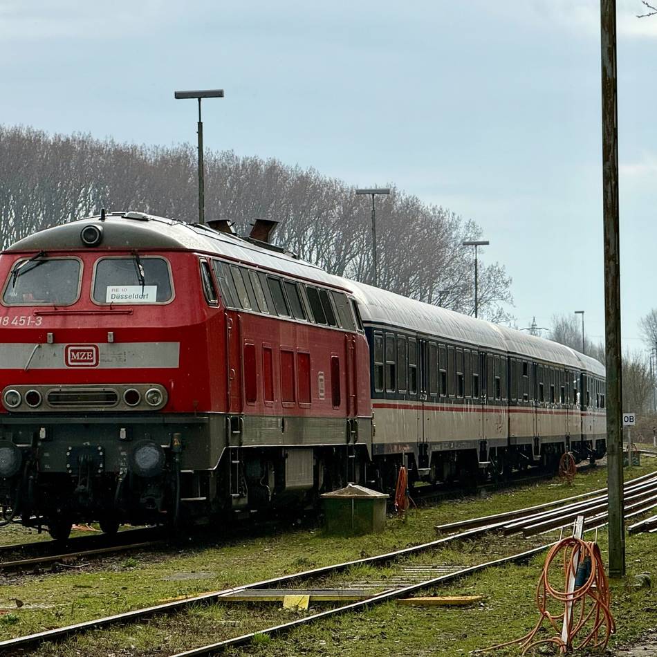 Defekt am Niersexpress-Ersatzzug: Überraschung für RE10-Pendler – Nostalgie-Lok schon am zweiten Tag defekt