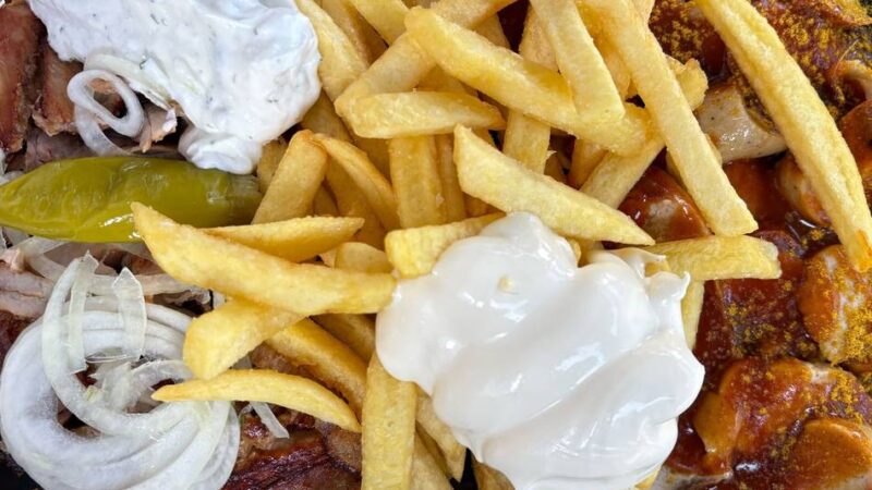 Food-Trend: Gyros, Currywurst und Pommes – so schmeckt der „Taxi-Teller“ in Düsseldorf