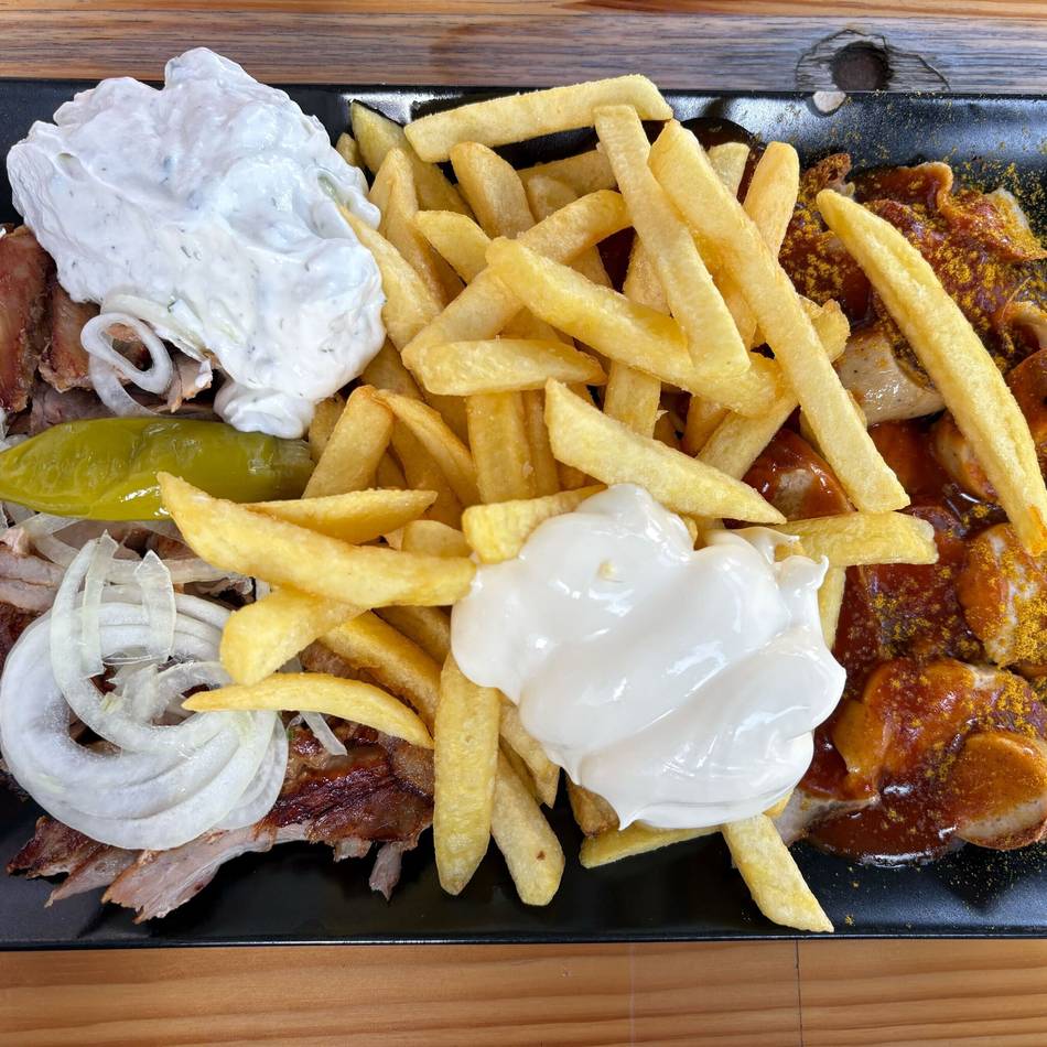 Food-Trend: Gyros, Currywurst und Pommes – so schmeckt der „Taxi-Teller“ in Düsseldorf