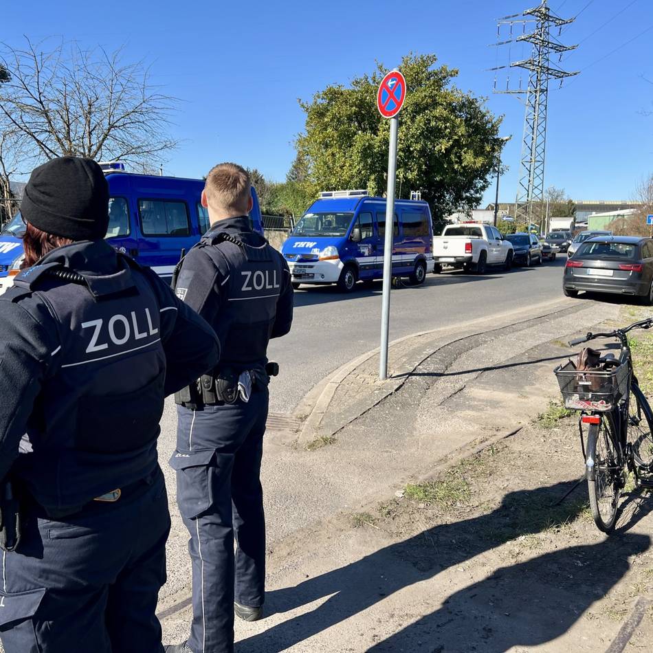 Illegale Zigarettenfabrik in Düsseldorf: „Mein Mandant möchte nichts mehr als zu seiner Frau und seinem Kind nach Belarus“