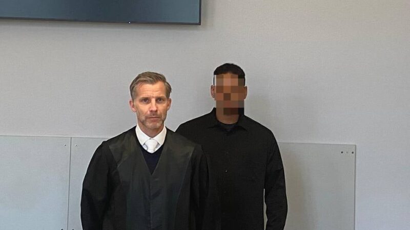 Prozess in Mönchengladbach: 25-Jähriger hörte Stimmen  – und stach auf einen Freund ein
