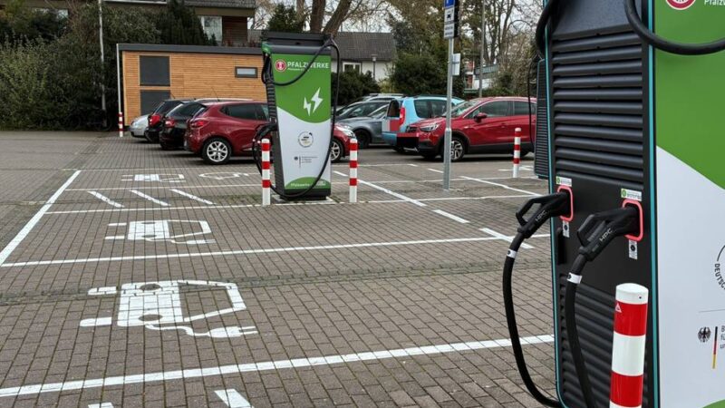 E-Mobilität in Korschenbroich: Schnellladepark im Ortskern ist in Betrieb genommen