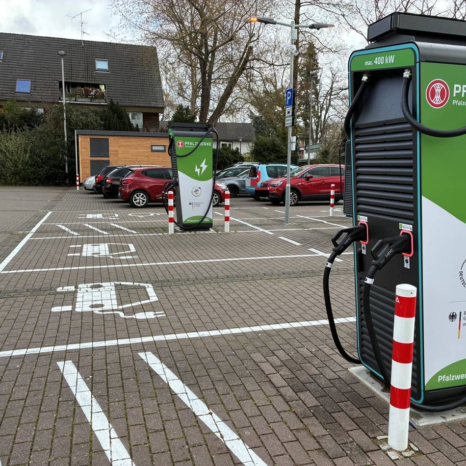 E-Mobilität in Korschenbroich: Schnellladepark im Ortskern ist in Betrieb genommen