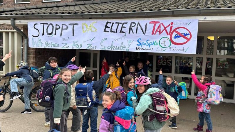 Schul-Aktion in Korschenbroich: Statt mit dem Elterntaxi zu Fuß durch historischen Ortsteil