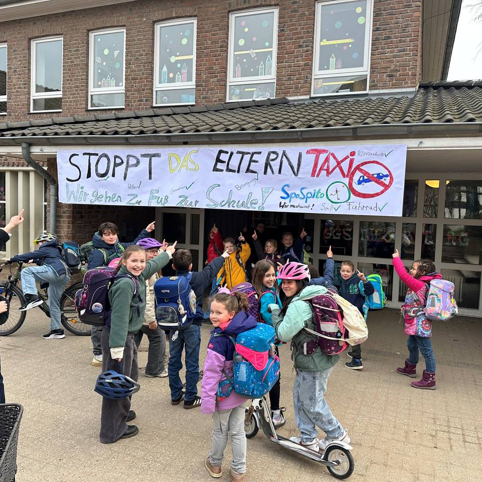 Schul-Aktion in Korschenbroich: Statt mit dem Elterntaxi zu Fuß durch historischen Ortsteil
