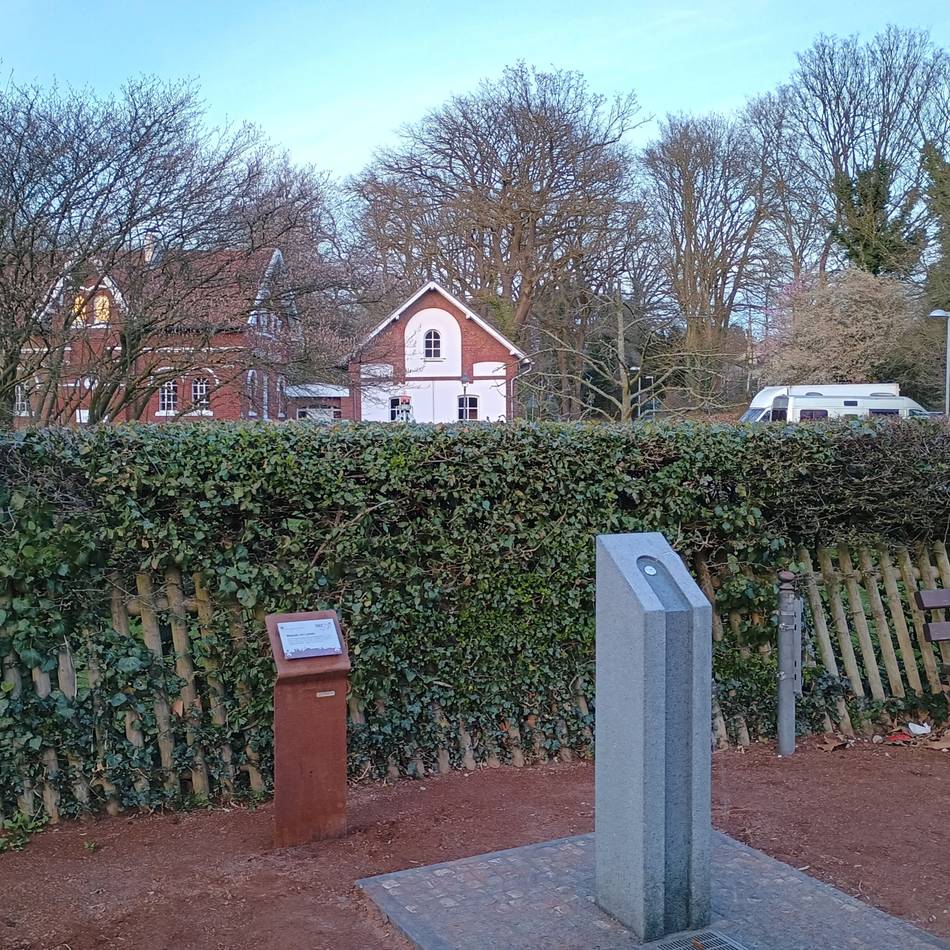 Ersatz nach Vandalismus: Trinkwasserbrunnen in Hiesfeld sprudelt wieder – aber nicht der alte