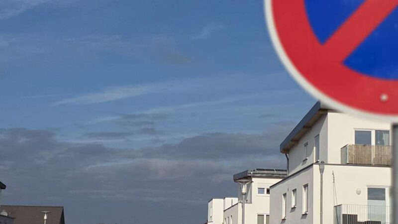 Parkplatzsituation in Alpen: Schilderwald hat ernsten Hintergrund