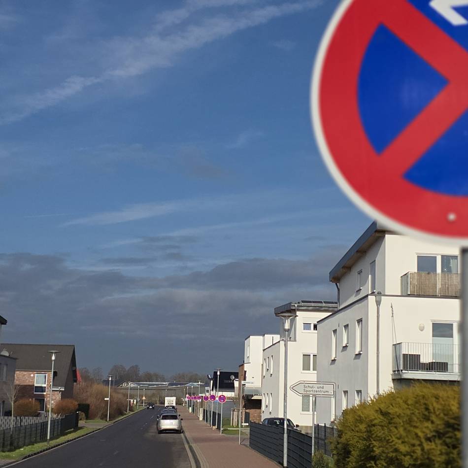 Parkplatzsituation in Alpen: Schilderwald hat ernsten Hintergrund