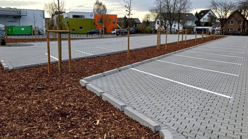 Baumaßnahmen in Korschenbroich: Neuer Parkplatz am Jane-Addams-Weg ab Montag verfügbar