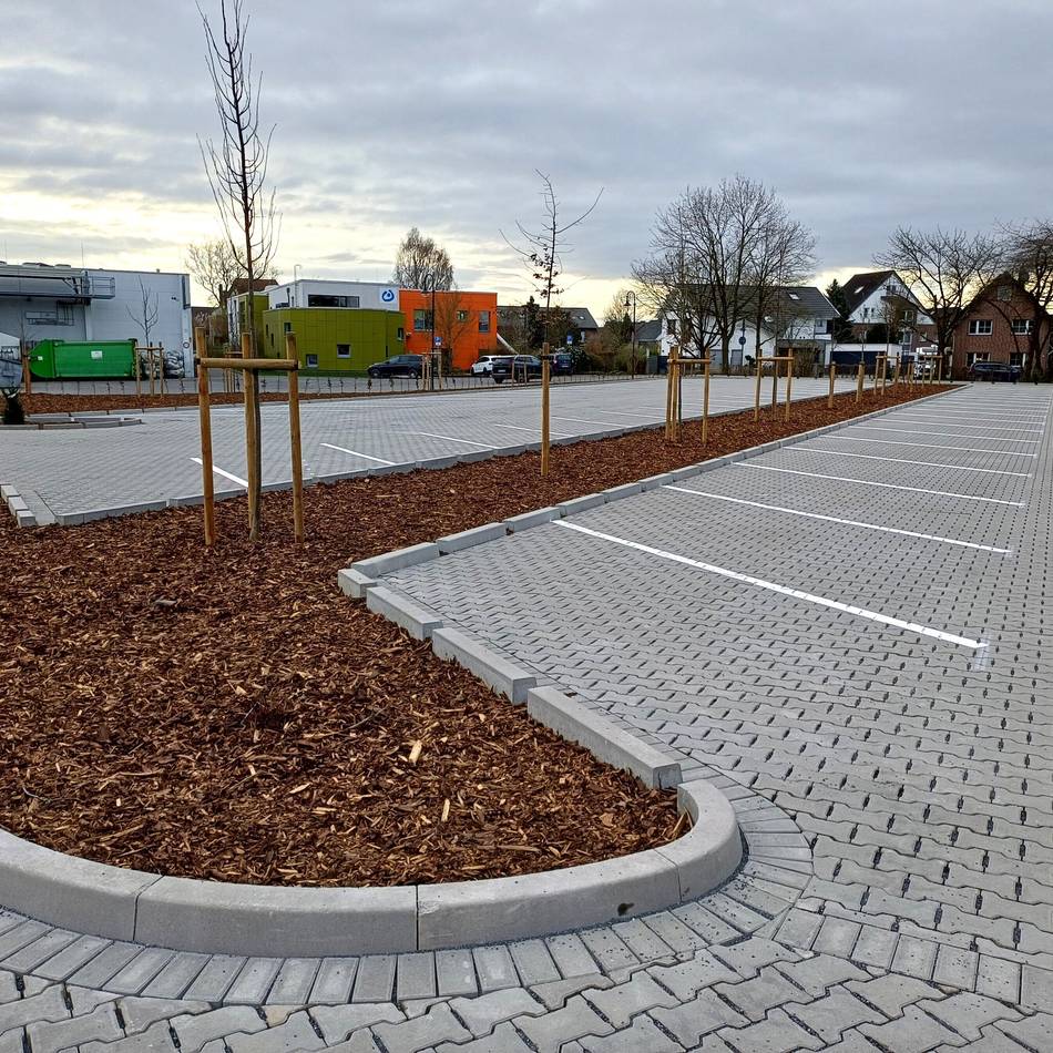 Baumaßnahmen in Korschenbroich: Neuer Parkplatz am Jane-Addams-Weg ab Montag verfügbar