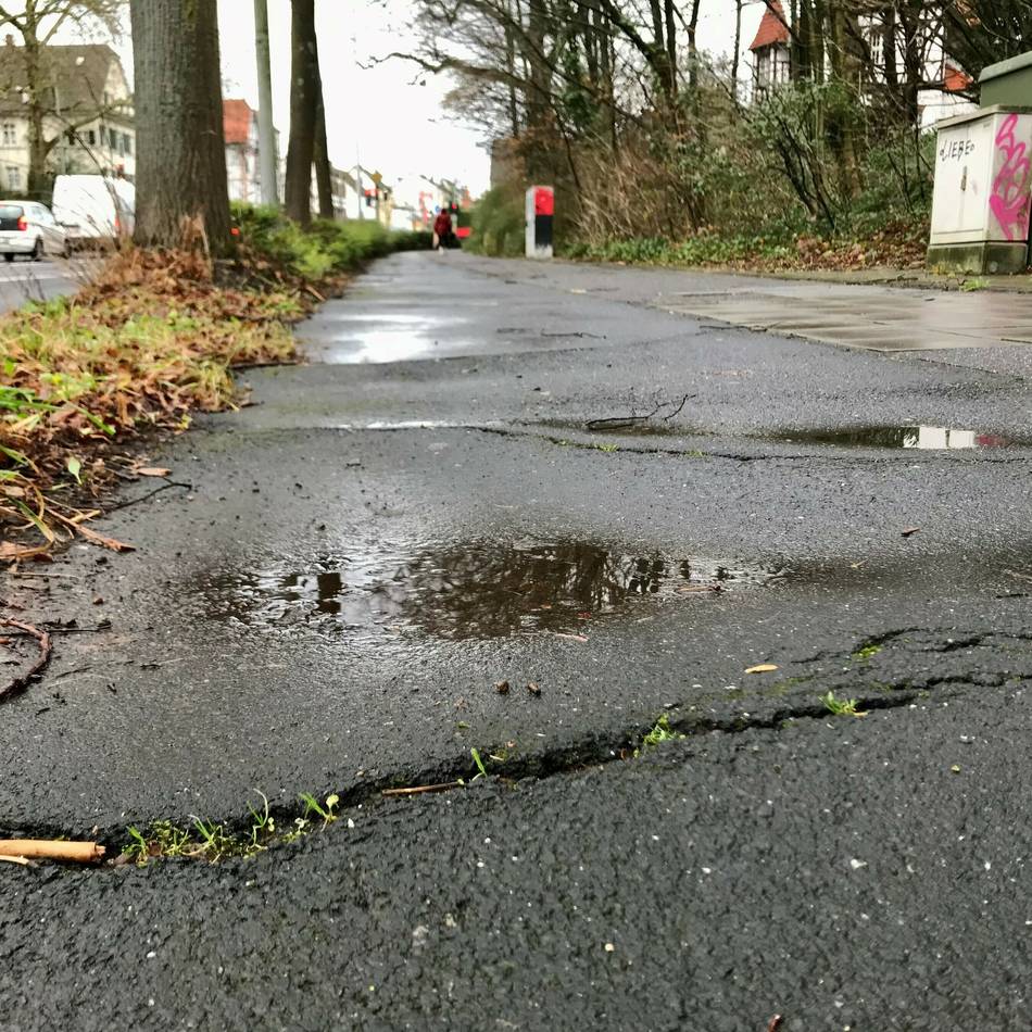 Düsseldorfer Straße in Leverkusen: Sanierung von kaputtem Radweg lässt auf sich warten