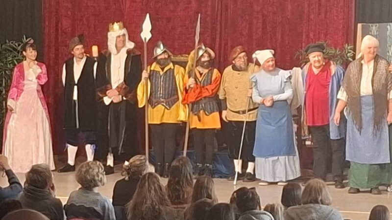 Märchen nicht nur für Kinder: Laienspieler aus Alpen begeistern mit neuem Stück