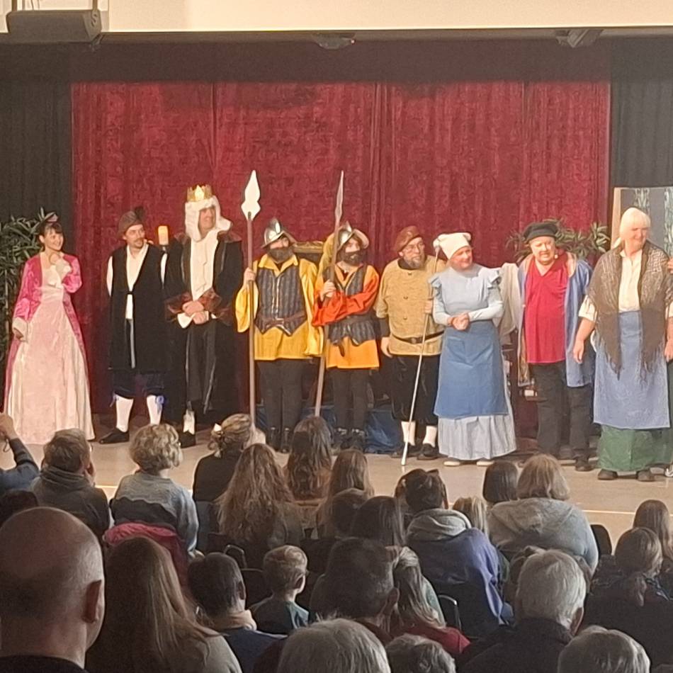 Märchen nicht nur für Kinder: Laienspieler aus Alpen begeistern mit neuem Stück