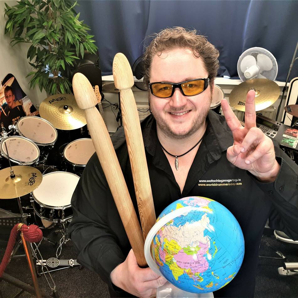 Eine Erfindung aus Krefeld: Weltschlagzeugertag mit Karaoke-Trommeln in der Kufa