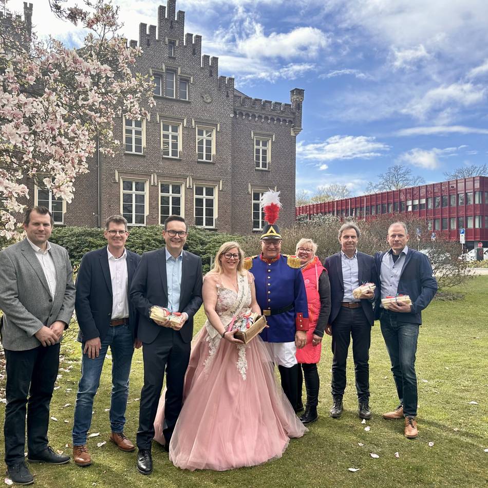 Auftakt in die Spargelsaison: Spargelprinzessin Monika II. tourt durch den Kreis Kleve