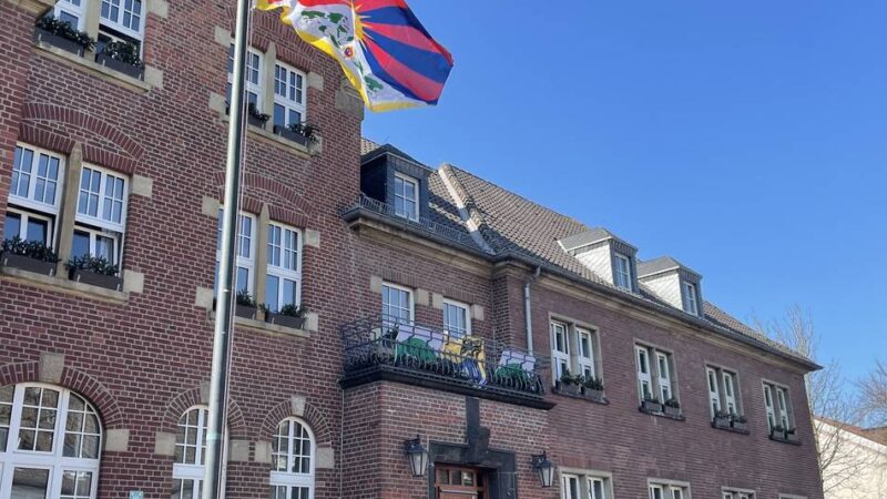 Zeichen der Solidarität: Tibets Flagge weht in Dormagen