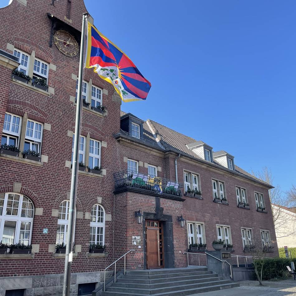 Zeichen der Solidarität: Tibets Flagge weht in Dormagen