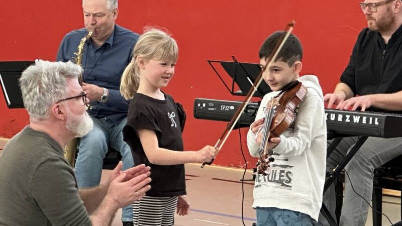 Grundschule in Moers: Erst- und Zweitklässler musizieren mit echten Profis