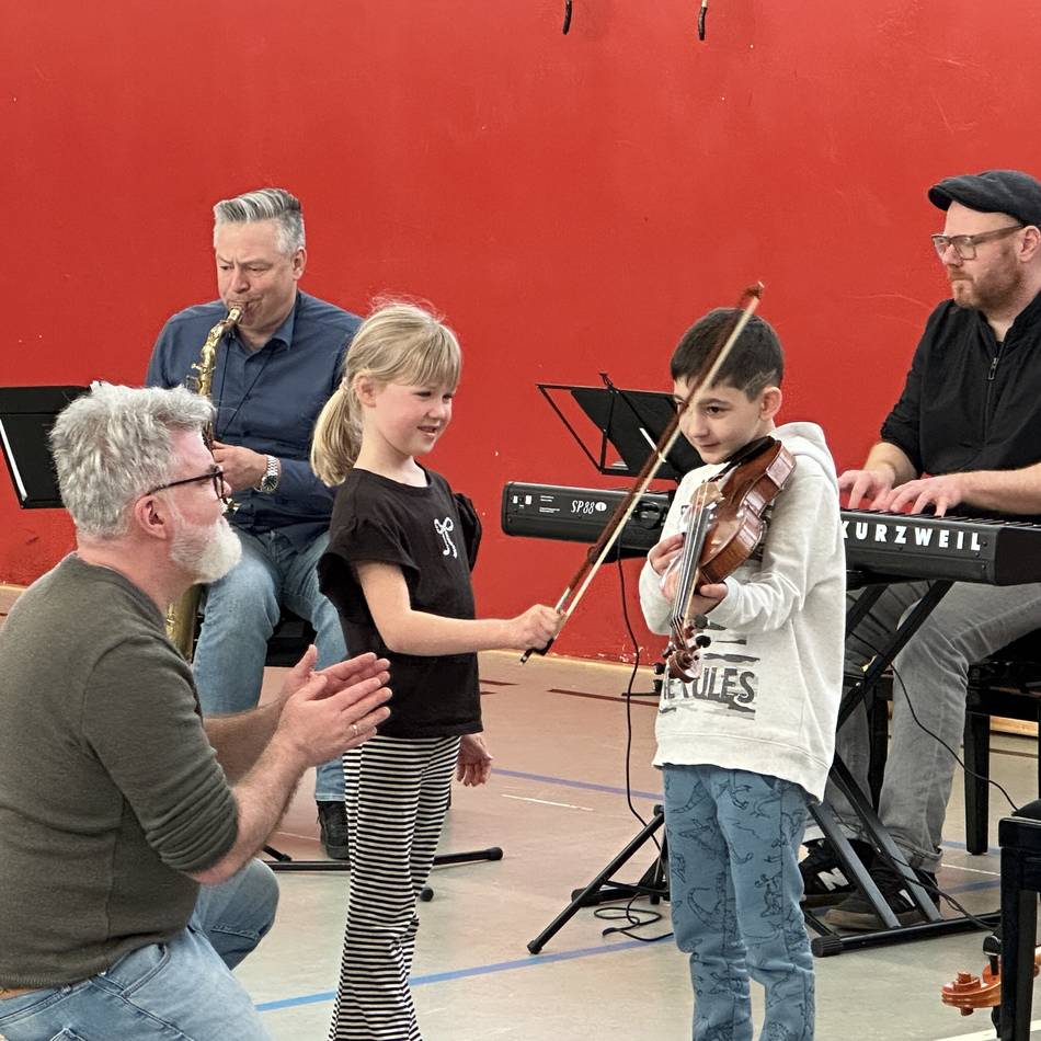 Grundschule in Moers: Erst- und Zweitklässler musizieren mit echten Profis
