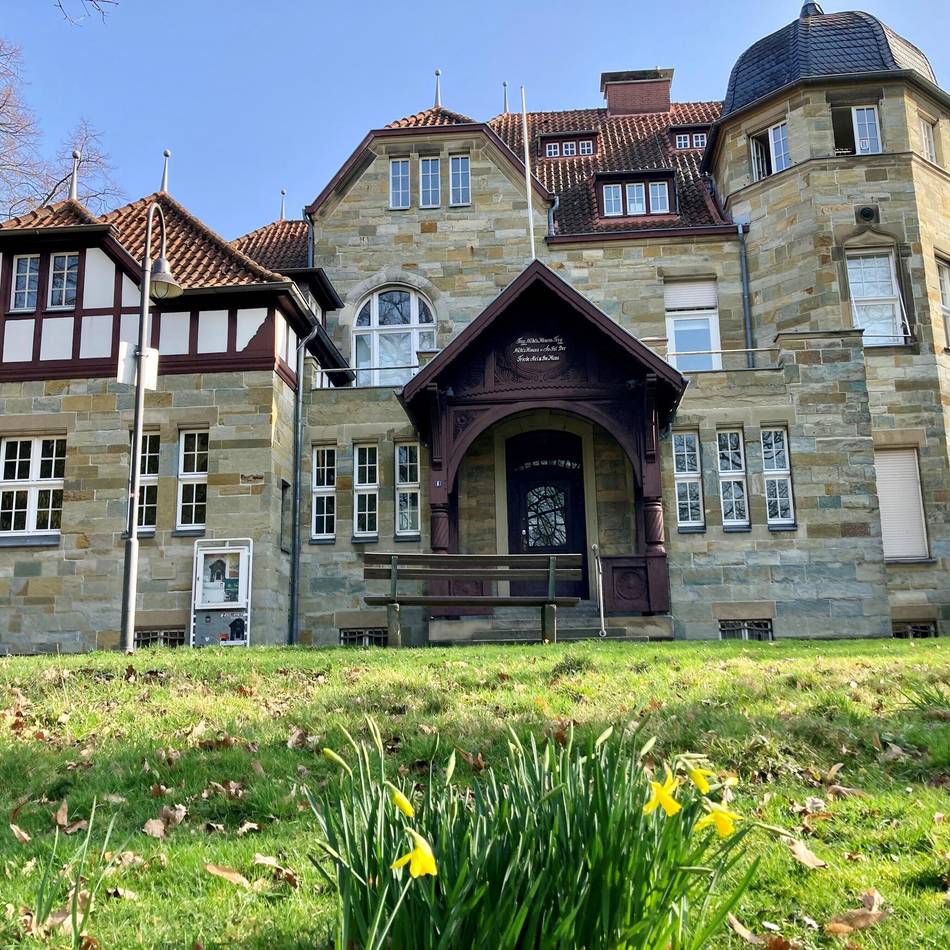 Bücherbörse in Leverkusen: Im Keller der Villa Römer nach historischen Schätzen stöbern