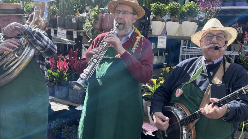 Veranstaltung auf Kölner Straße: Dormagen feiert den Frühling: Ostermarkt füllt die Innenstadt