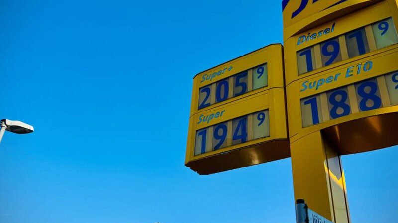 Teures Tanken trifft Unternehmen: Was die hohen Spritpreise für Bus, Strom und Taxi in Neuss bedeuten