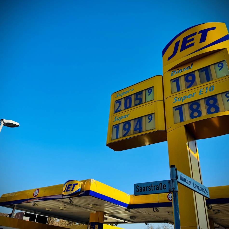 Teures Tanken trifft Unternehmen: Was die hohen Spritpreise für Bus, Strom und Taxi in Neuss bedeuten