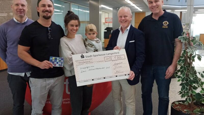 Übergabe in Langenfeld: Franziska Weiland gewinnt Hauptpreis des Lions-Adventskalenders