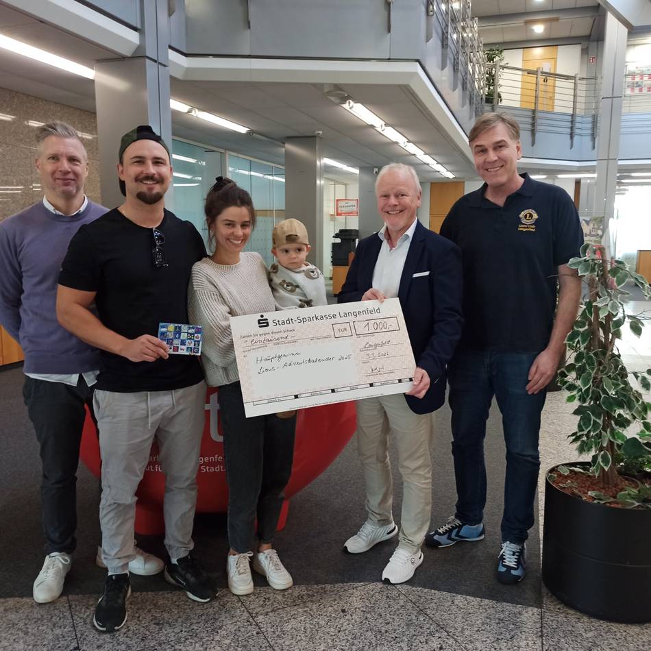 Übergabe in Langenfeld: Franziska Weiland gewinnt Hauptpreis des Lions-Adventskalenders