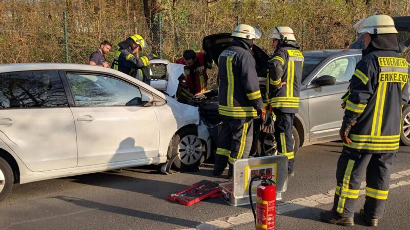 Krefelder Straße in Erkelenz: Autos stoßen frontal zusammen