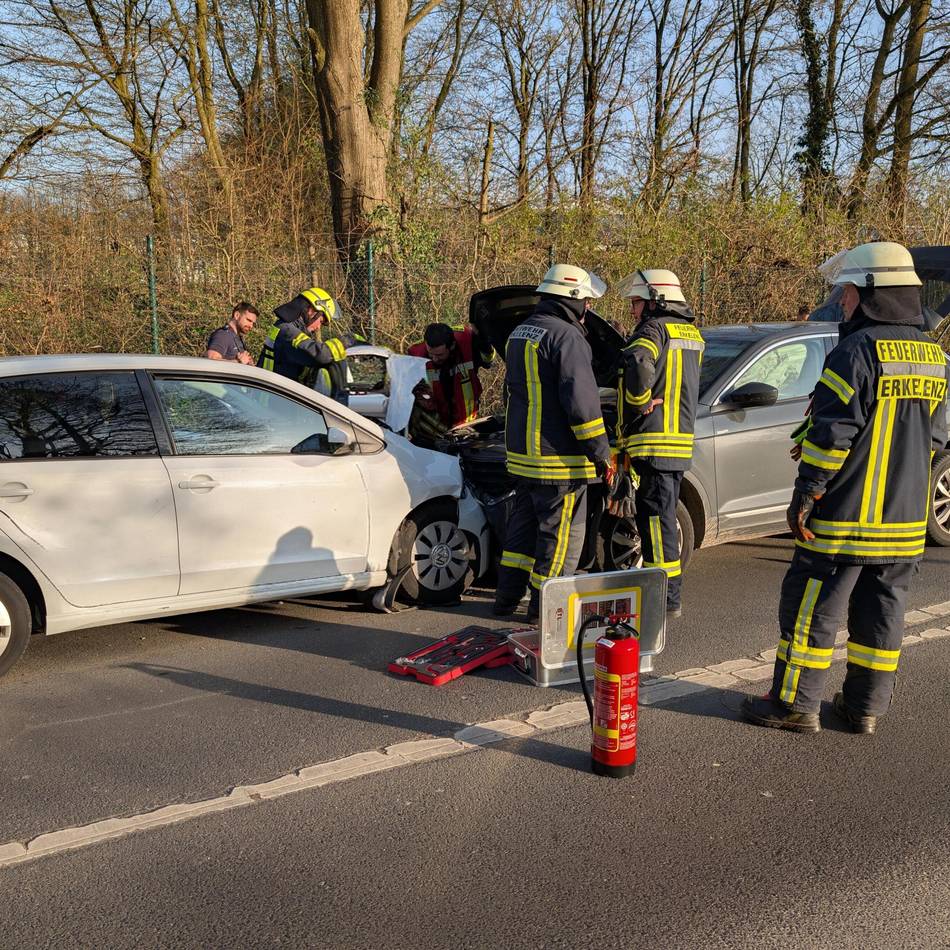 Krefelder Straße in Erkelenz: Autos stoßen frontal zusammen