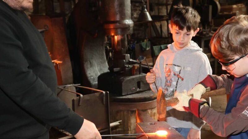 Osterferienprogramm in Leverkusen: Von Bärlauchtest bis Schmiedekunst