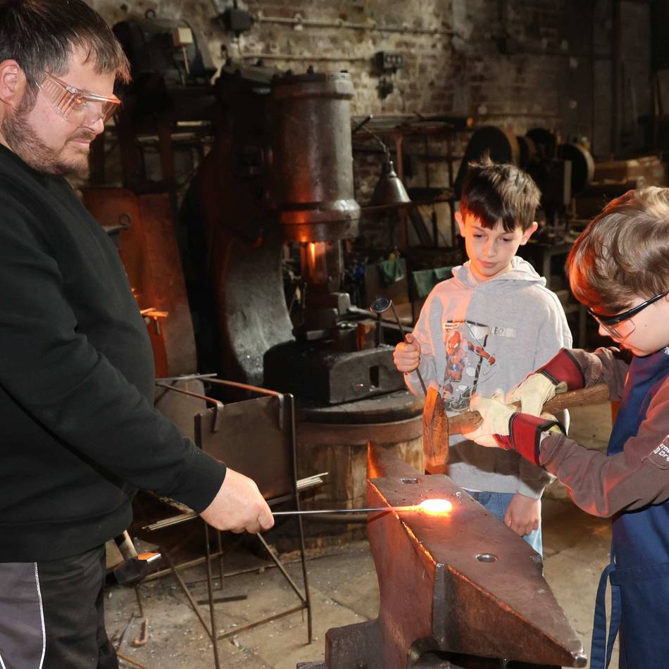 Osterferienprogramm in Leverkusen: Von Bärlauchtest bis Schmiedekunst