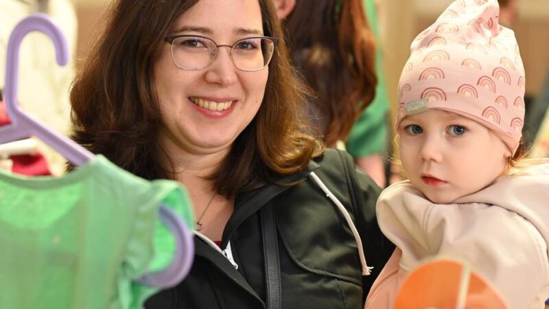 Grundschule Wiehagen und Kolpingsfamilie Hückeswagen: Besucher stöbern erfolgreich auf gleich zwei Basaren