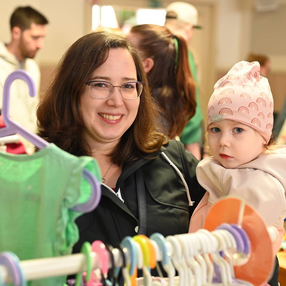 Grundschule Wiehagen und Kolpingsfamilie Hückeswagen: Besucher stöbern erfolgreich auf gleich zwei Basaren