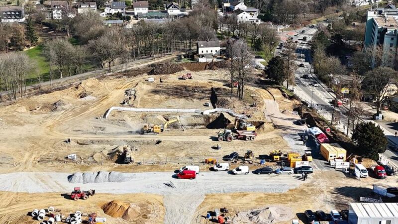 Feierstunde auf Radevormwalder Baustelle: Grundstein für das Bildungszentrum gelegt