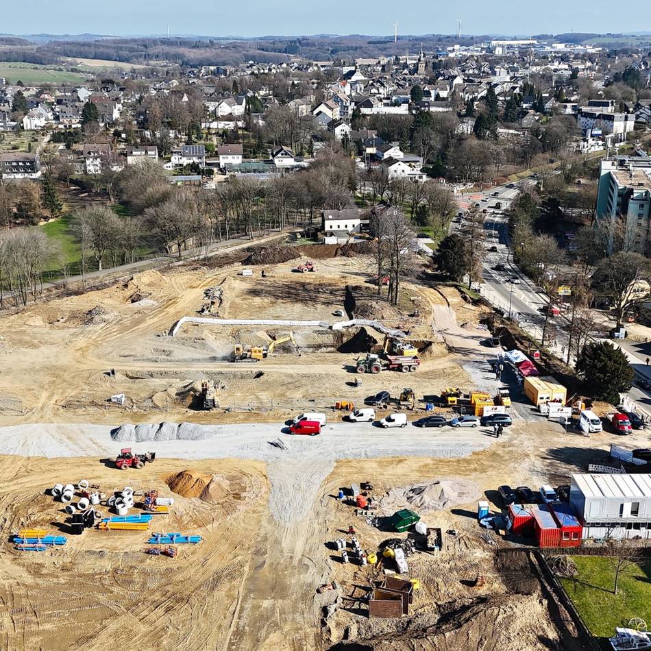 Feierstunde auf Radevormwalder Baustelle: Grundstein für das Bildungszentrum gelegt