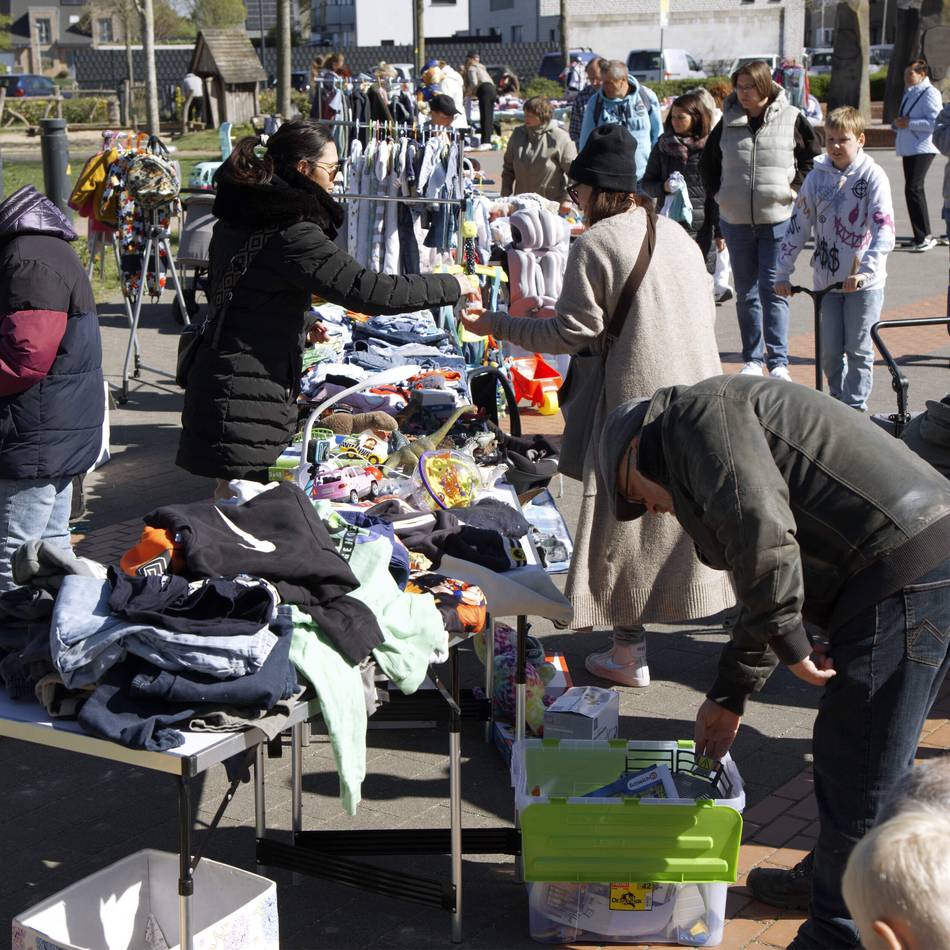 Trödelmarkt in Ossenberg: Second-Hand-Handel am Garagentor