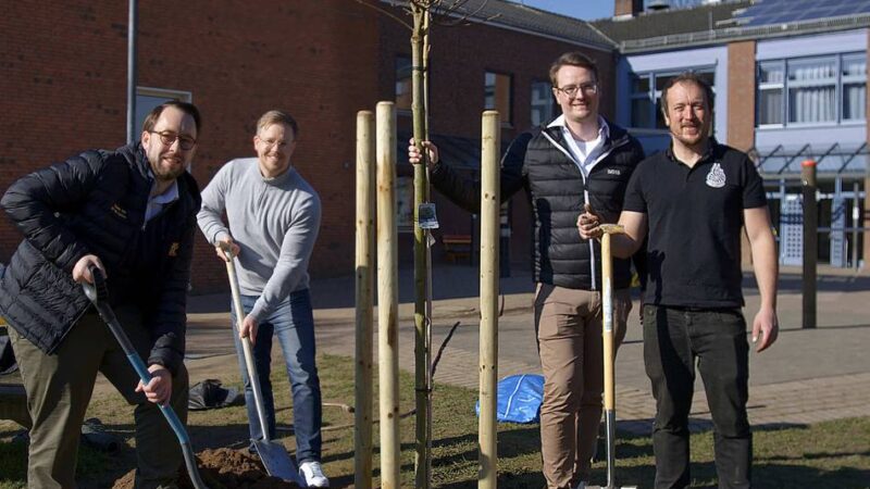 „Besser spät gepflanzt als nie“: Aufgabe erfüllt – Round Table Xanten pflanzt Baum