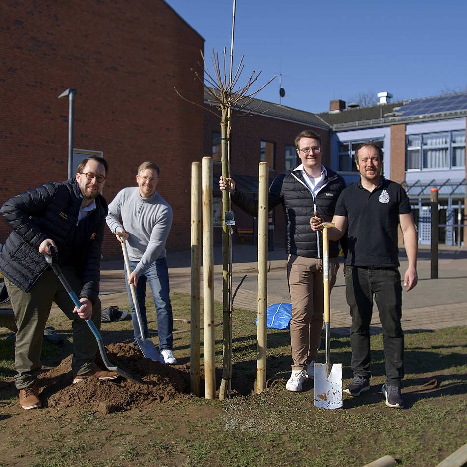 „Besser spät gepflanzt als nie“: Aufgabe erfüllt – Round Table Xanten pflanzt Baum