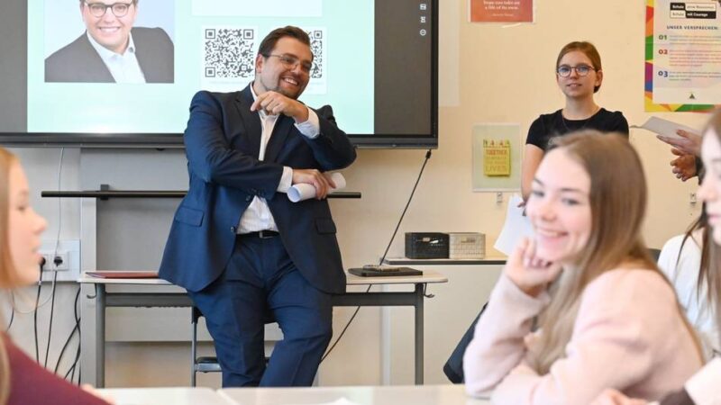 Erasmus-Gäste in Radevormwald: Schwedische Schüler befragen den Bürgermeister