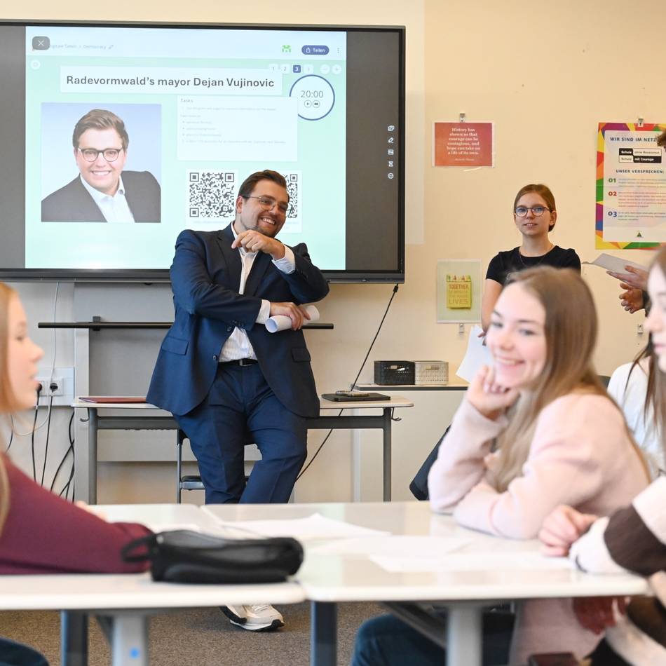 Erasmus-Gäste in Radevormwald: Schwedische Schüler befragen den Bürgermeister