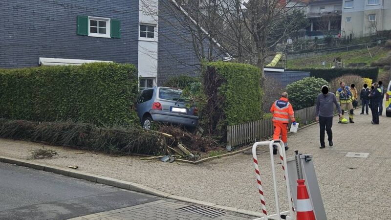 Feuerwehr Hückeswagen: Autofahrerin landet durch eine Hecke im Garten